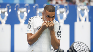 Mbappe trong chiếc áo số 9 đã hôn lên logo Real Madrid trên ngực mình